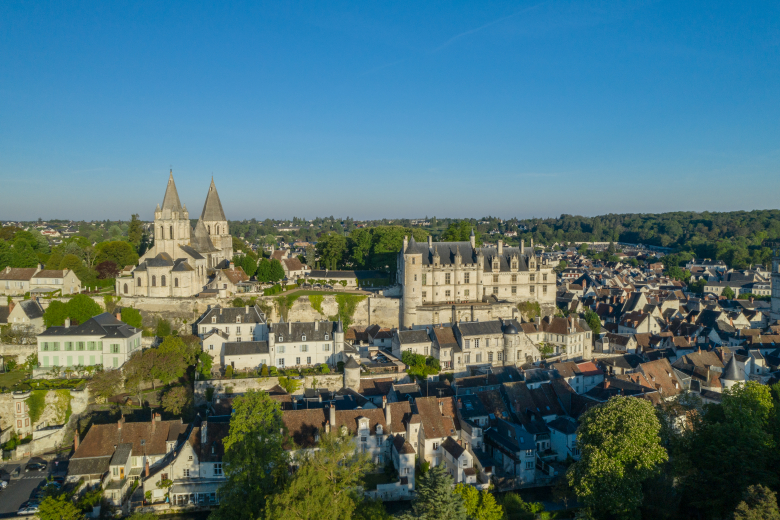 vue aérienne drone logis royal collegiale saint-ours