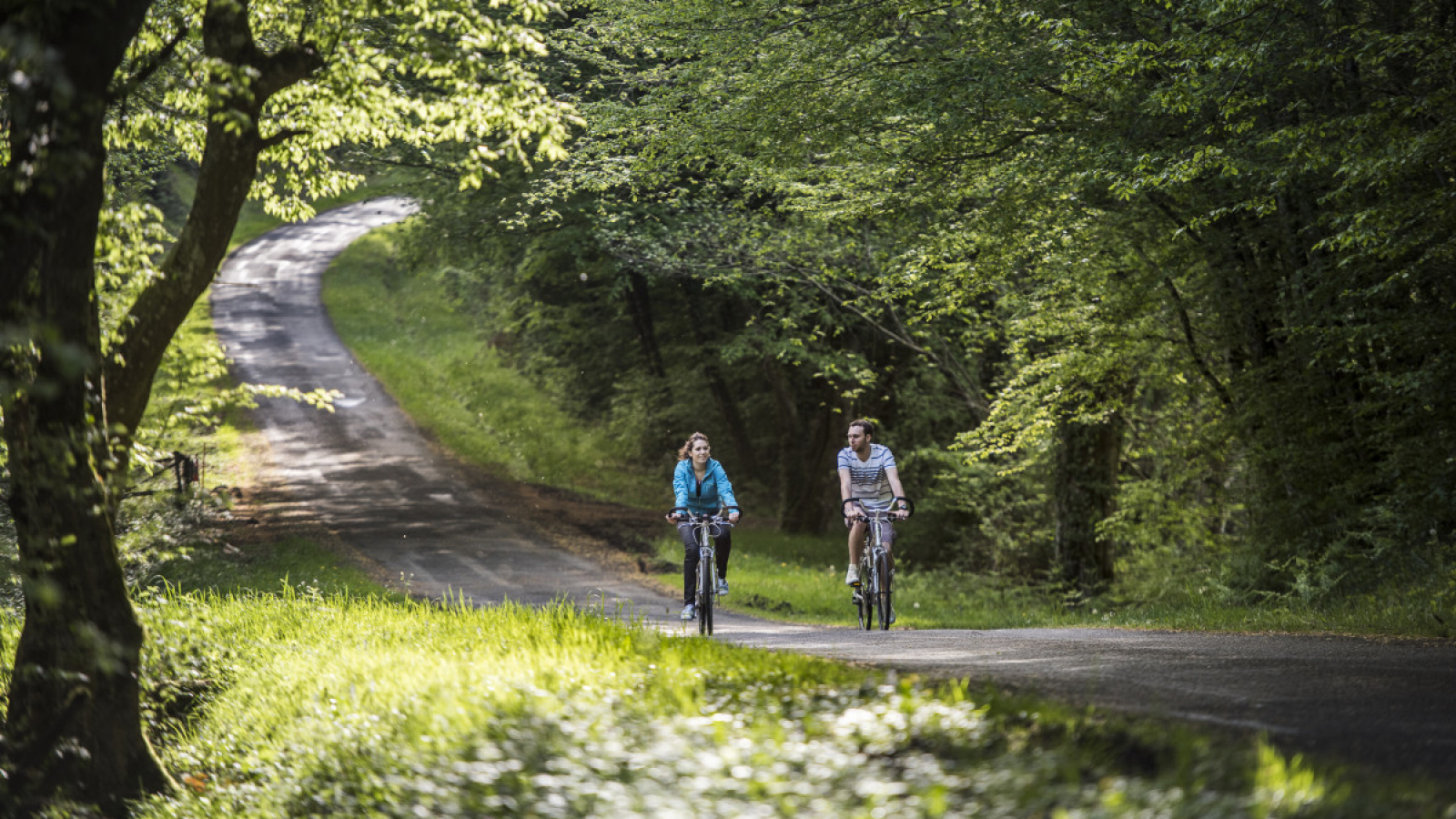 couple à vélo en forêt