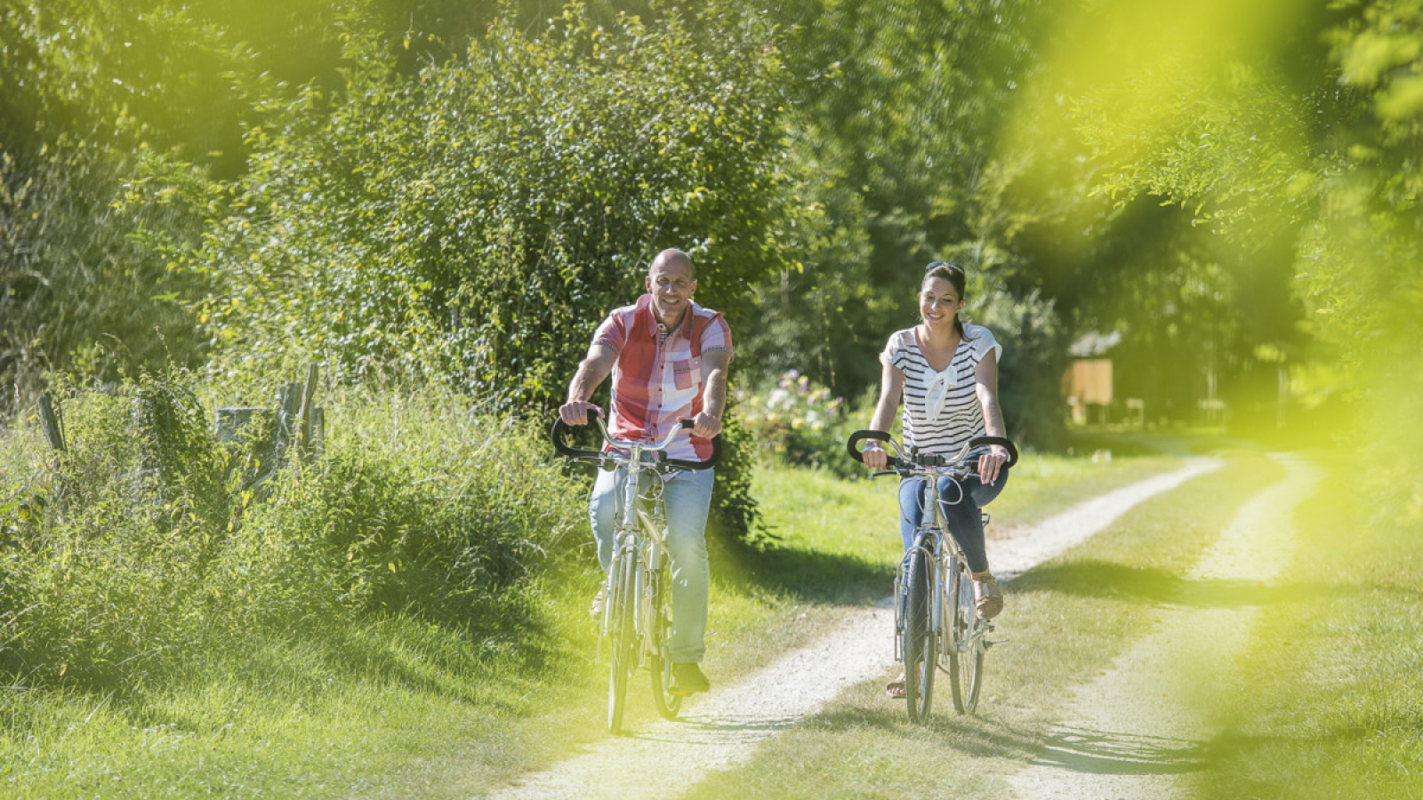 couple à vélo sur un chemin de campagne