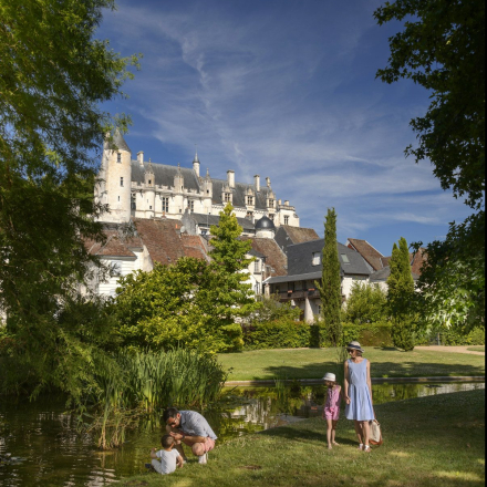 famille au jardin public de Loches
