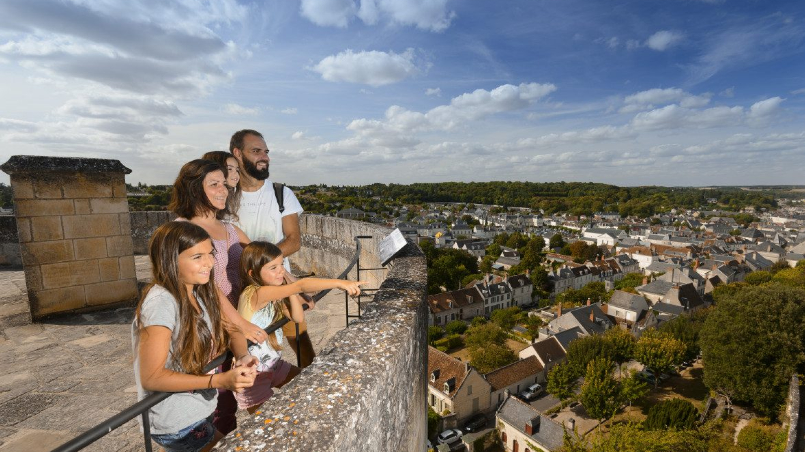 famille sur la Tour Neuve du donjon de Loches