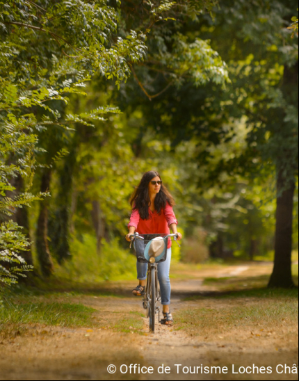 en vélo sir les rive du canal de Beaulieu