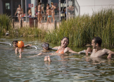 famille dans la piscine naturelle naturéo à Loches