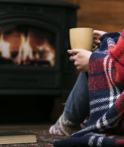 Tea time sous un plaid près de la cheminée