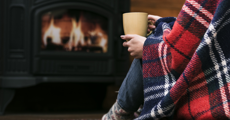 Tea time sous un plaid près de la cheminée