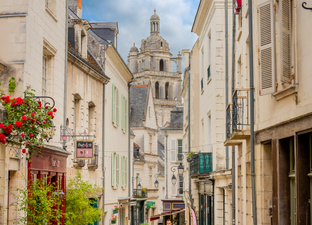 couple dans une rue de Loches