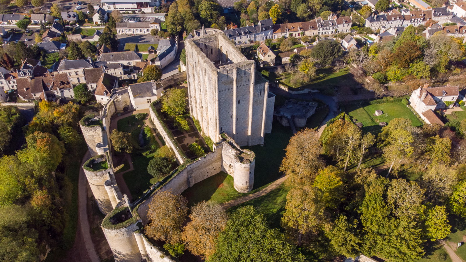 vue aérienne drone du donjon de Loches