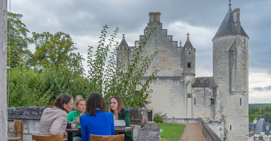 terrasse de café à Loches et logis royal