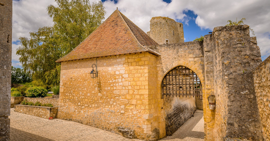 château du Châtealier à Paulmy - porte et donjon