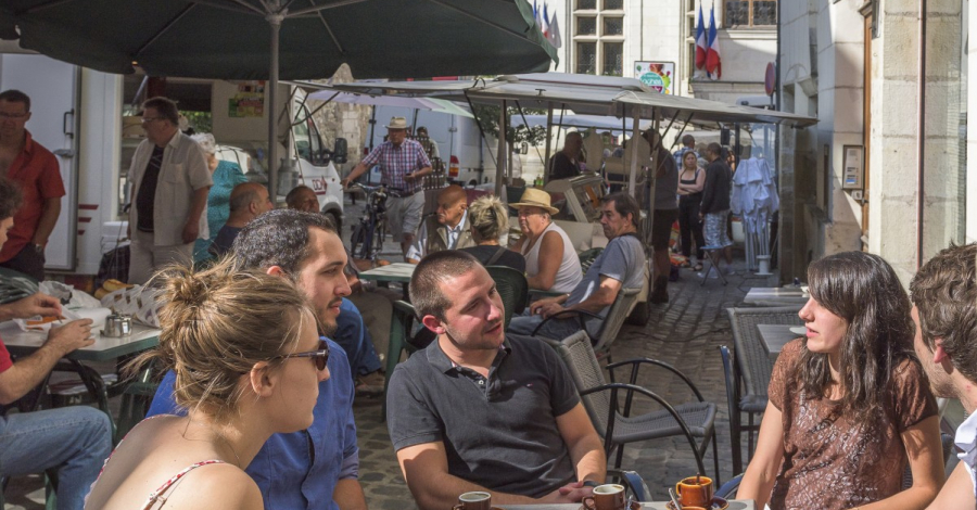 terrasse dans le centre historique de Loches - groupe d'amis