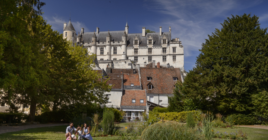 Une famille avec enfants au Jardin public de Loches