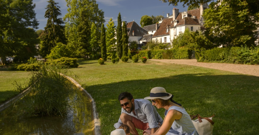 Une famille avec enfants au Jardin public de Loches