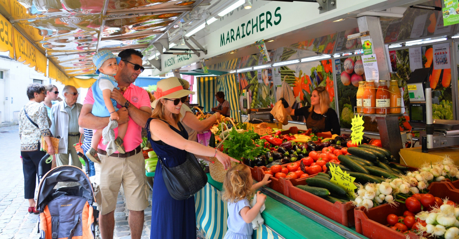 famille au marché de Loches