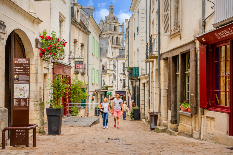 couple dans une rue du centre historique de Loches