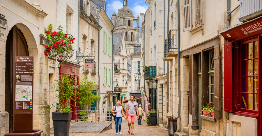 couple dans une rue du centre historique de Loches