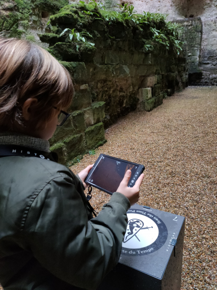 enfant joue avec un histopad au donjon de Loches