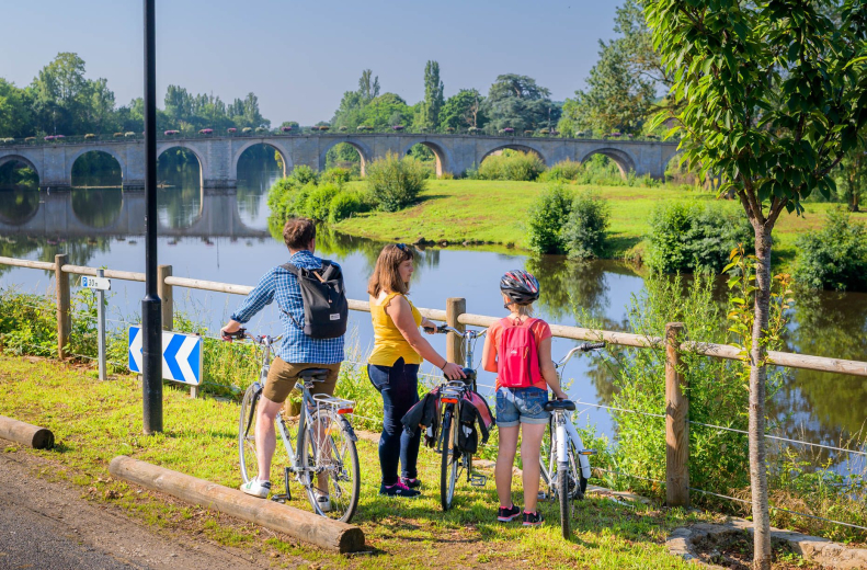 famille à vélo devant la Creuse à Descartes