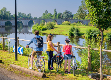 famille à vélo devant la Creuse à Descartes