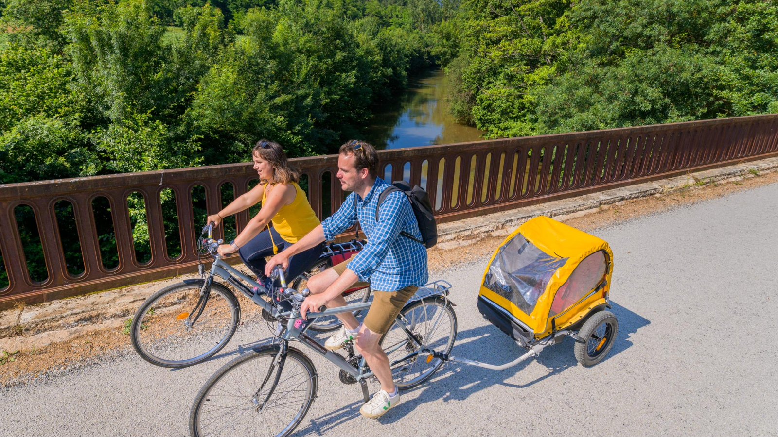 couple à vélo sur un pont de la voie verte du sud touraine