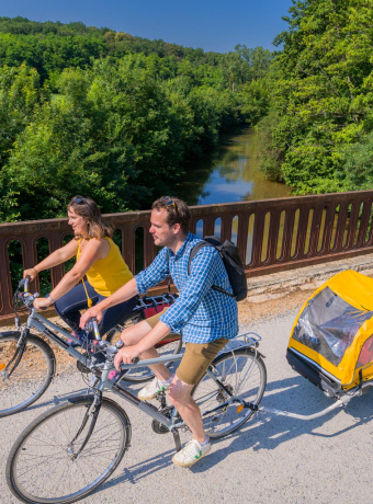 couple à vélo sur un pont de la voie verte du sud touraine