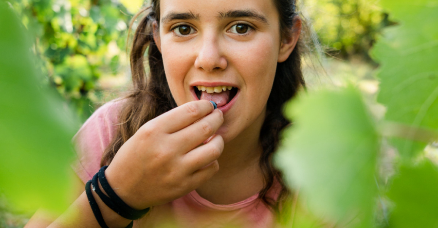 jeune femme mange du raisin