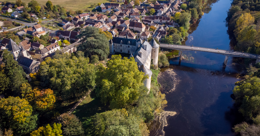 vue aérienne du château et du village de la Guerche