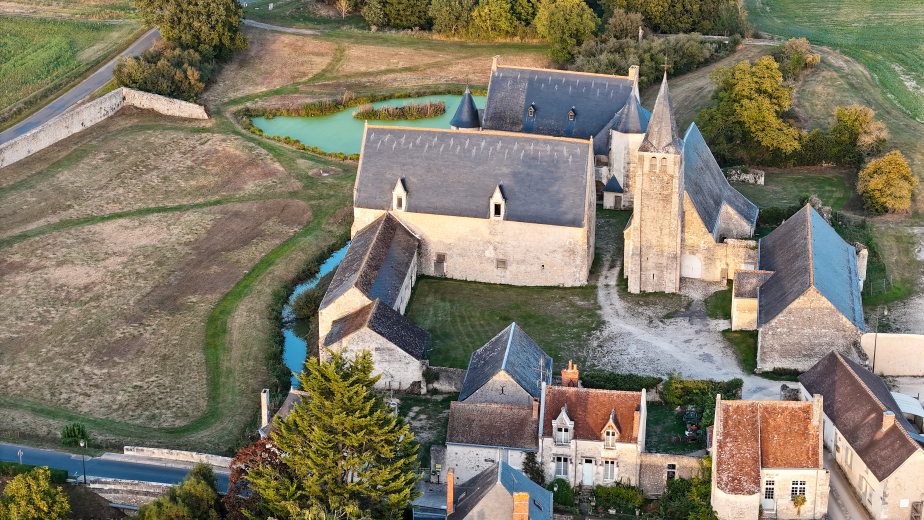 vue aérienne du Prieuré du Louroux