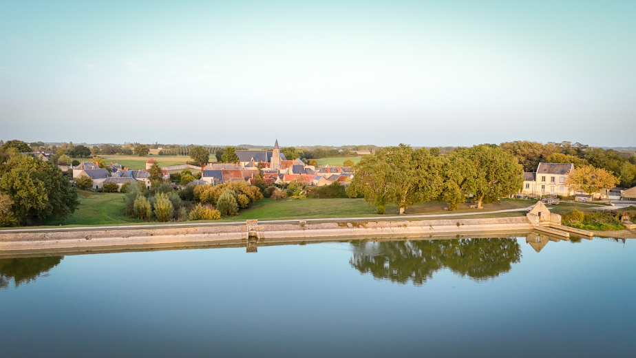 vue aérienne de l'étang et du village du Louroux