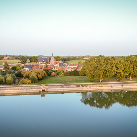 vue aérienne de l'étang et du village du Louroux