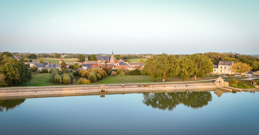 vue aérienne de l'étang et du village du Louroux