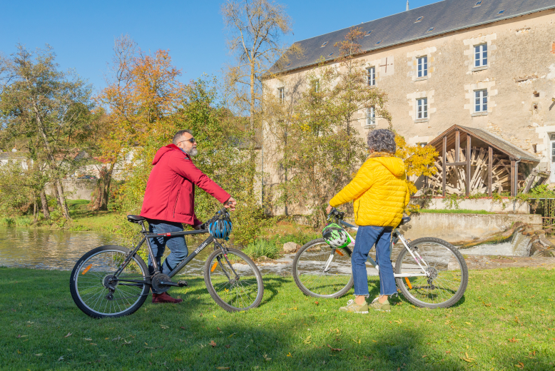 couple devant le moulin d'Abilly