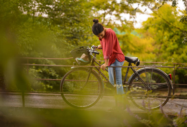 à vélo sur un pont du canal de Beaulieu