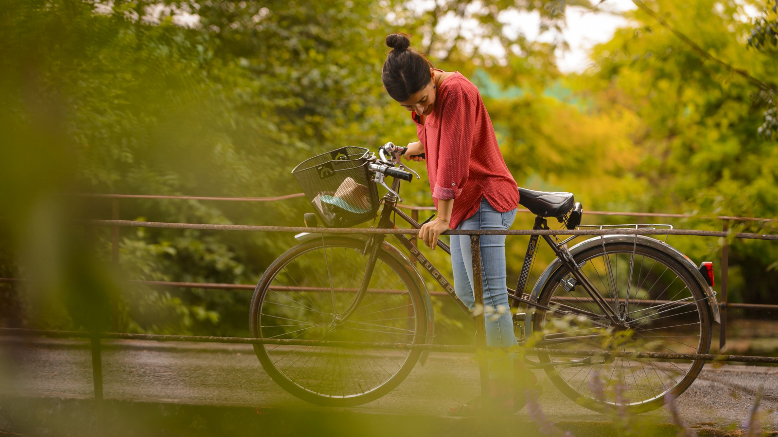 à vélo sur un pont du canal de Beaulieu