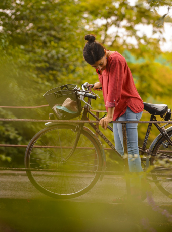 à vélo sur un pont du canal de Beaulieu