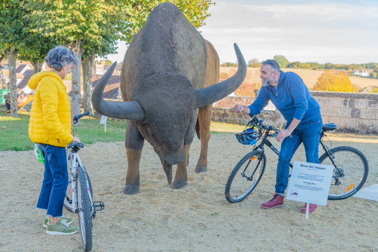à vélo devant le musée de la Préhistoire du Grand-Pressigny avec le bison
