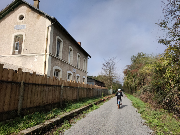 vélo à l'ancienne gare de Bossay sur la Voie Verte