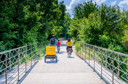 famille à vélo sur la voie verte