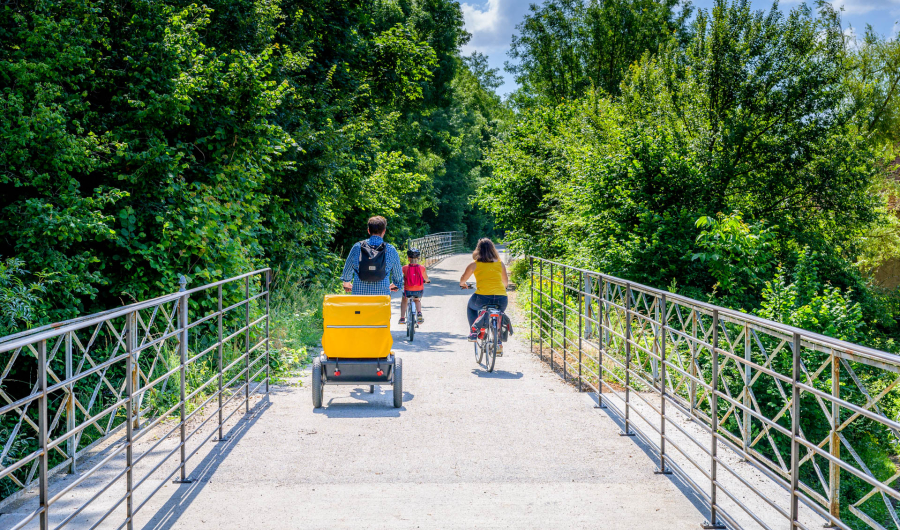 famille à vélo sur la voie verte
