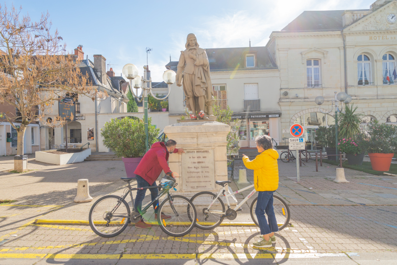 2 cyclistes dans le centre de Descartes