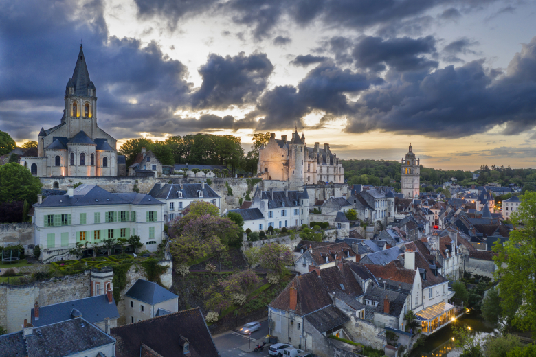 vue aérienne de Loches au crépuscule