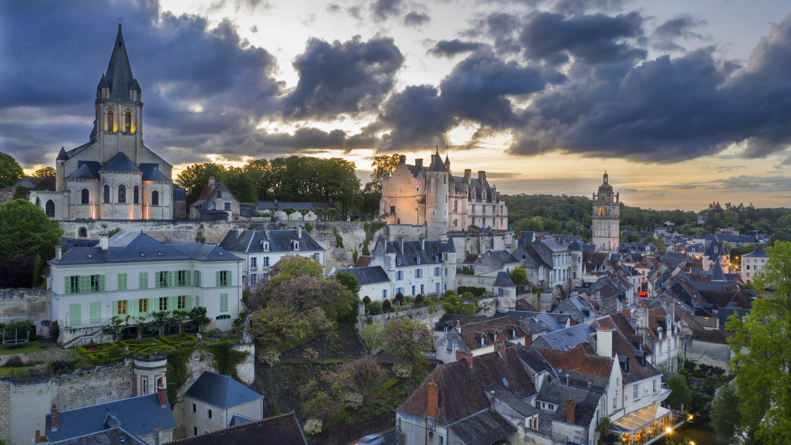 vue aérienne de Loches au crépuscule