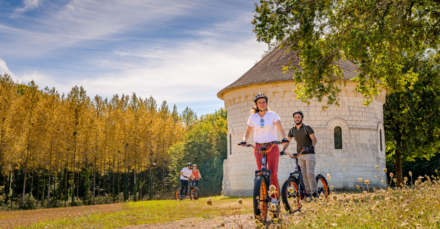 trottinettes électriques à la chapelle du Liget