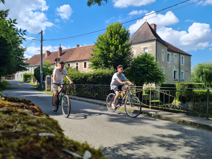 2 cyclistes à Genillé