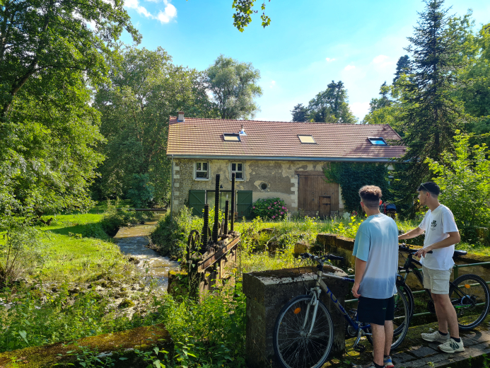 cyclistes devant un moulin à Genillé
