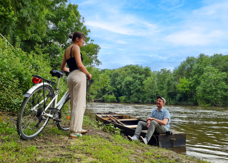 couple à vélo sur les rives de la Creuse