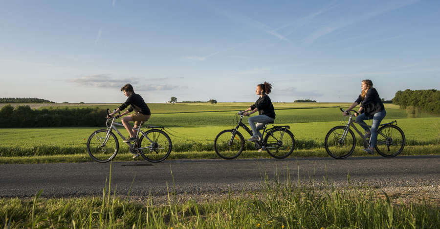 ados à vélo dans la campagne