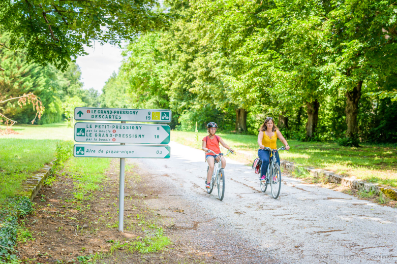 mere et fille à vélo à Chaumussay sur la voie verte