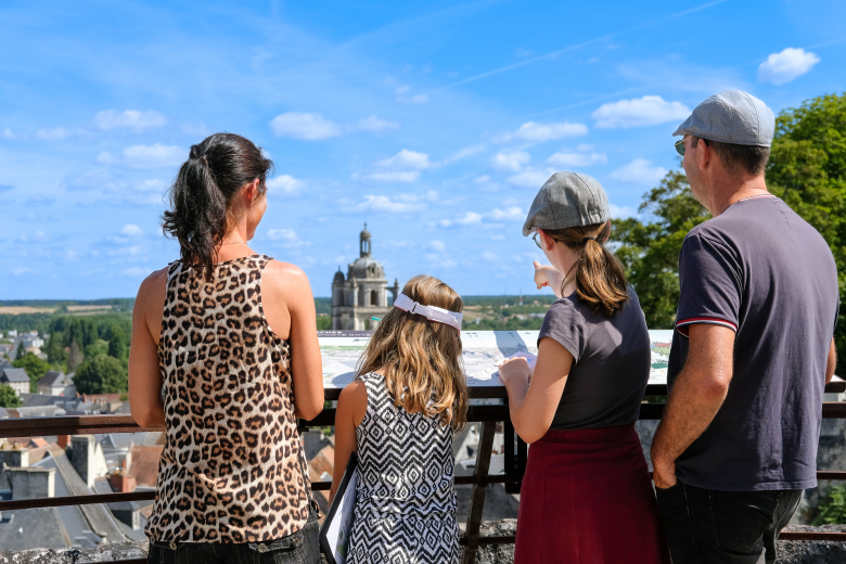 une famille visite Loches