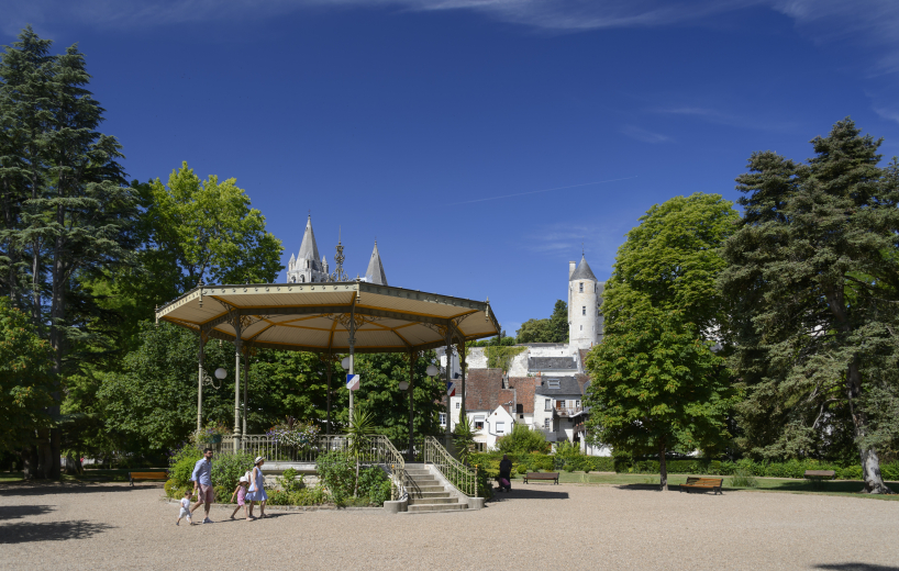 famille au jardin public de Loches