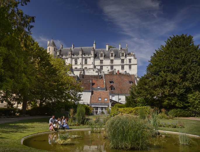 famille au jardin public de Loches